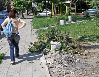 Кой засипва с боклуци една от най-чистите улици в Пловдив