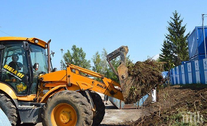 Кола пропадна в строителен изкоп в "Овча купел", свлачище застрашава жилищен блок