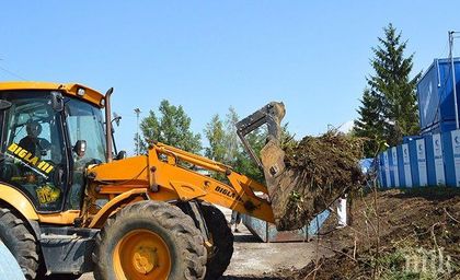 Кола пропадна в строителен изкоп в "Овча купел", свлачище застрашава жилищен блок