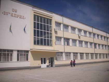 Две години след реформата учителите балансират между свободата и купищата документи