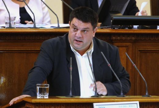 Скандал в парламента! Военният министър скрил руско писмо за миговете