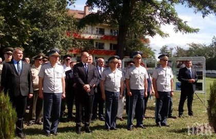 Румен Радев на посещение в авиобаза