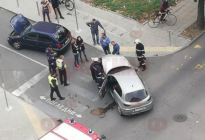 Тежка катастрофа в Бургас, Корса и Алфа Ромео се помляха (СНИМКИ)