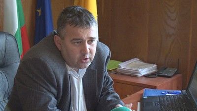 Общински кмет си оряза доброволно заплатата