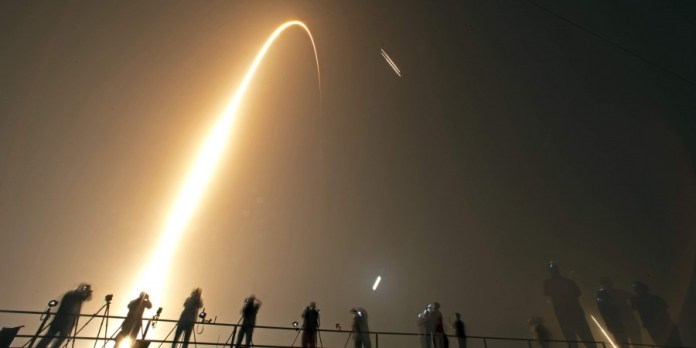 SpaceX успя да улови част от термичния щит на Falcon Heavy