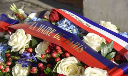 Две години по-късно: Цветя пред редакцията на "Шарли ебдо"