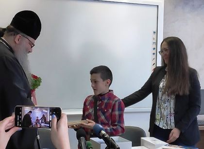 Варна: Митрополит Йоан дари инсулинова помпа на дете и парична сума за изследвания на малки пациенти