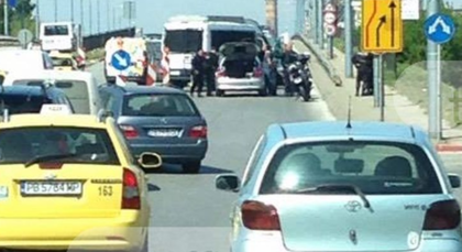 Зрелищен арест в Пловдив! Полицаи закопчаха мъж, 5 униформени тарашиха колата му нелегални безакцизни стоки и забранени вещества СНИМКА