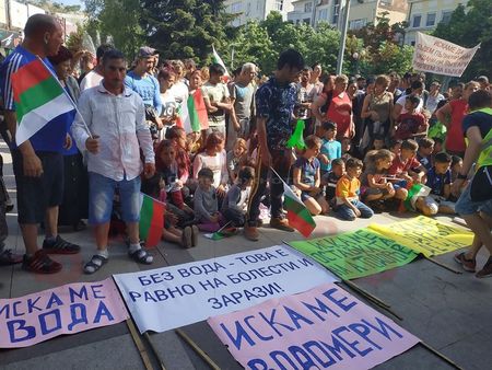 Абсурд пред Община Бургас! Циганите веят трикольори, а българка от Германия води протеста им срещу кмета
