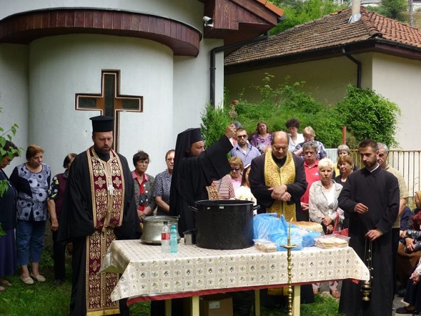 Смолян: Архимандрит Висарион отслужи празничен водосвет за храмовия празник на параклиса „Св. Йоан Кръстител“ в квартал „Долно Райково“