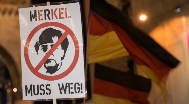 MERKEL MUSS WEG ЮЛИ 2016: Петият петък и след това