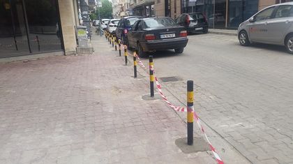 Нови антипаркинг колчета монтираха в