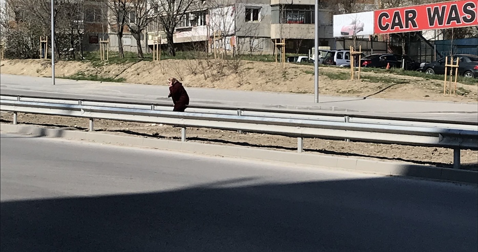 Читател ни изпрати снимка от Варна и коментира: Защо тази възрастна жена пресича така бул. "Левски"