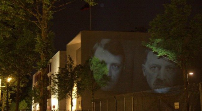 Германци да се подиграват на турци с образа на Хитлер?!