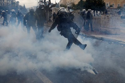 Камъни, димки и боя срещу полицията на митинга в Атина (Снимки)