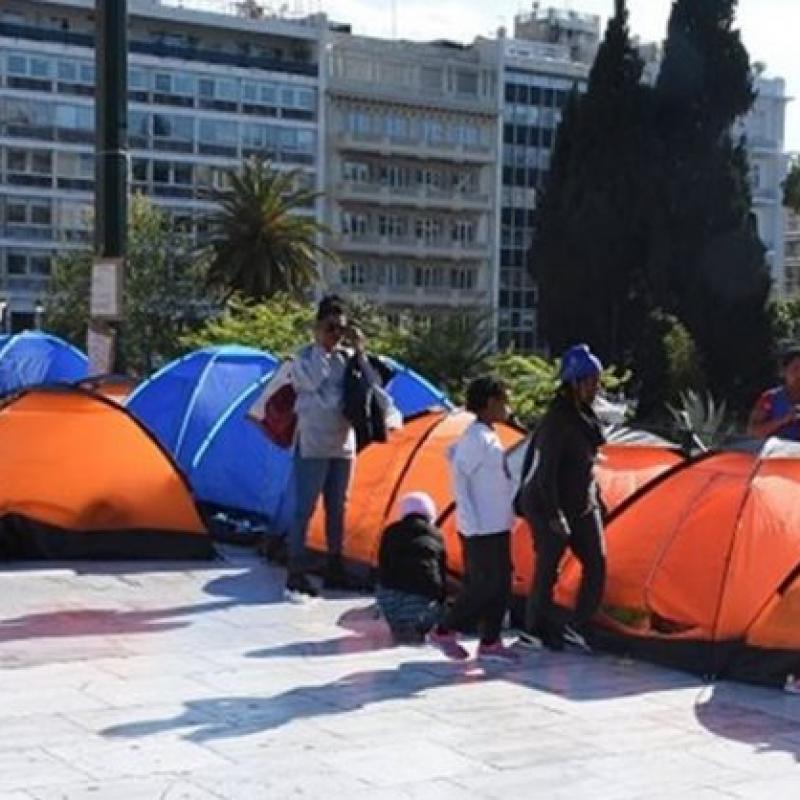 Protothema (Гърция): Бежанци и нелегални мигранти разпънаха палатков лагер пред парламента в Атина след като бяха изгонени от завзети сгради