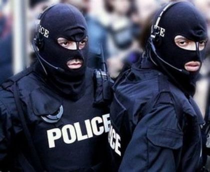 Спецакция! Удариха банда с купища наркотици и боеприпаси
