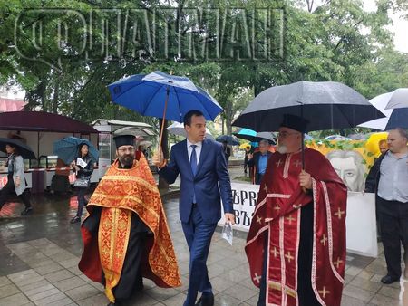 Уникално! Кметът на Бургас Димитър Николов поведе хилядно шествие под дъжда на 24 май