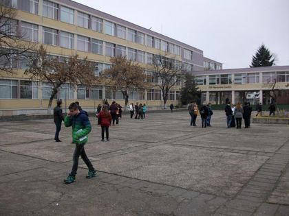 Дора Габе и Елин Пелин на пробните матури на „Св. Иван Рилски”