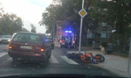 Блъснаха моторист до Водна палата в Пловдив! На място има линейка СНИМКИ