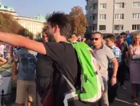 Граждани на протест пред парламента (НА ЖИВО)
