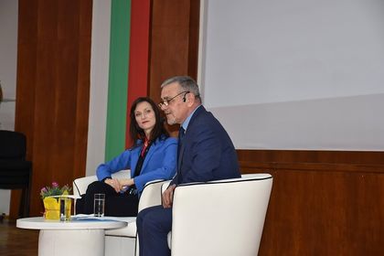 Еврокомисар Мария Габриел и депутатът от ЕНП/ГЕРБ Владимир Уручев в Европейския парламент проведоха граждански диалог в Пловдив за дигитализацията в агросектора