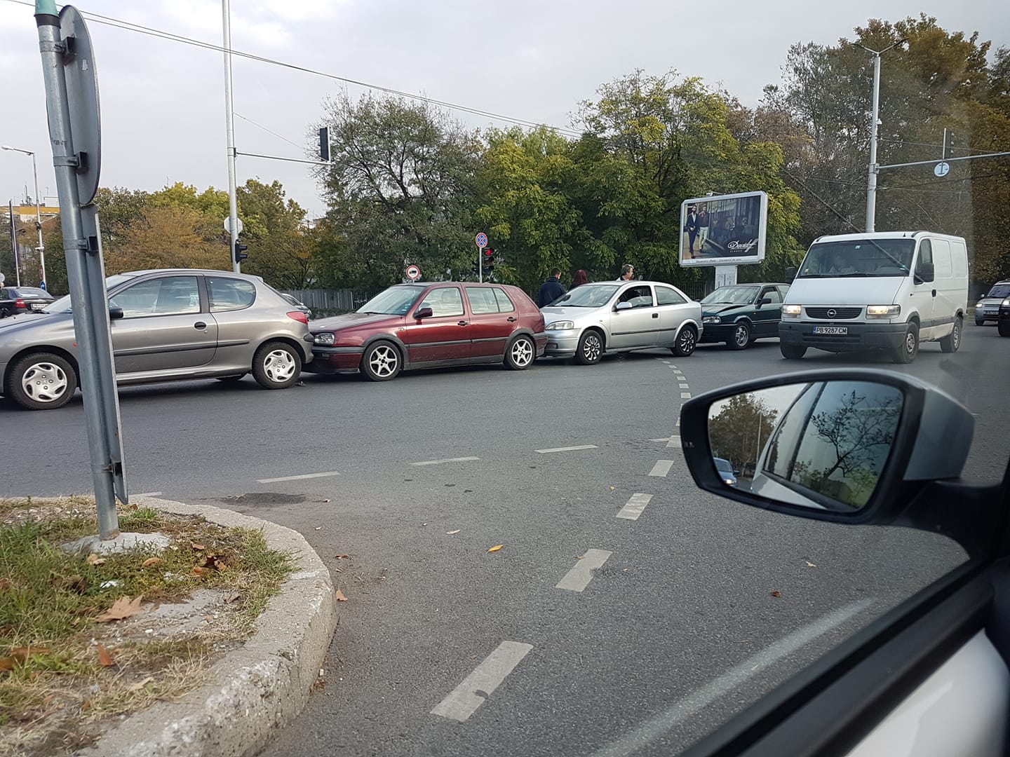 Катастрофа между четири коли блокира кръстовището до Лаута (СНИМКА)