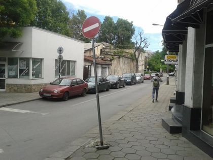 Какво може да ви падне отгоре? Керемида, саксия и... пътен знак