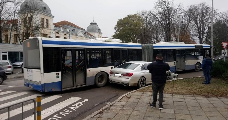 Шофьор на градски автобус във Варна изригна: Опитваме се да караме измежду стадо неуки овце!