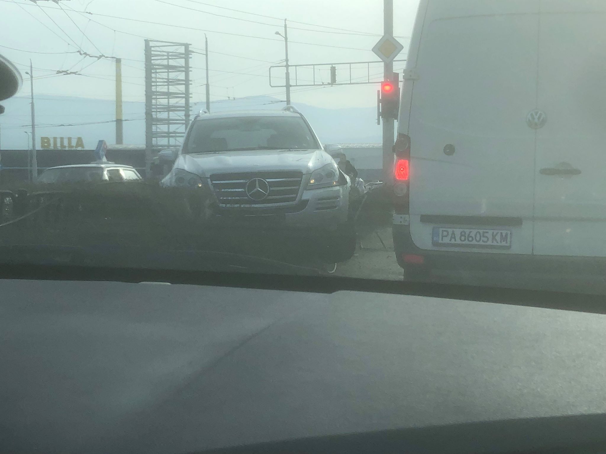 Мерцедес и БМВ се блъснаха на кръстовище в Пловдив, джипът мина през ограда
