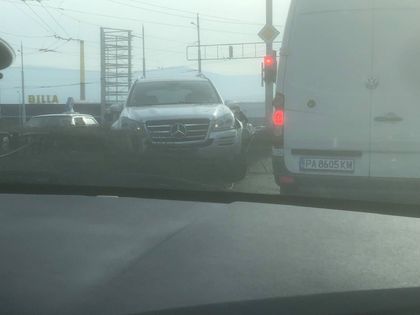 Мерцедес и БМВ се блъснаха на кръстовище в Пловдив, джипът мина през ограда