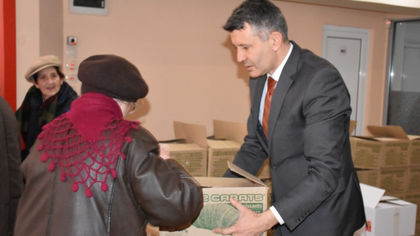 Възрастни пловдивчани получиха хранителни продукти за Коледа