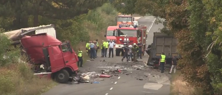 СНИМКИ 18+ от кървавото меле с два трупа и два камиона край Добрич!