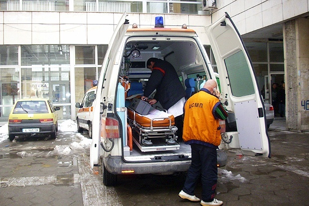 Пострадалият миньор в Мадан има надежда да запази зрението на едното си око