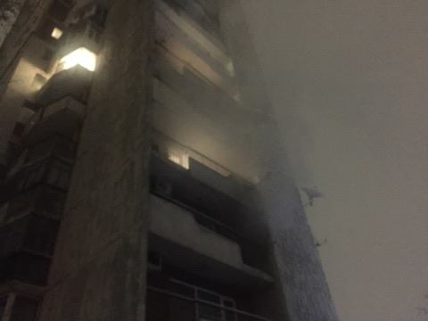 СНИМКИ: Апартамент в Кършияка горя, докато мъж се бръсна в банята (ОБНОВЕНА)