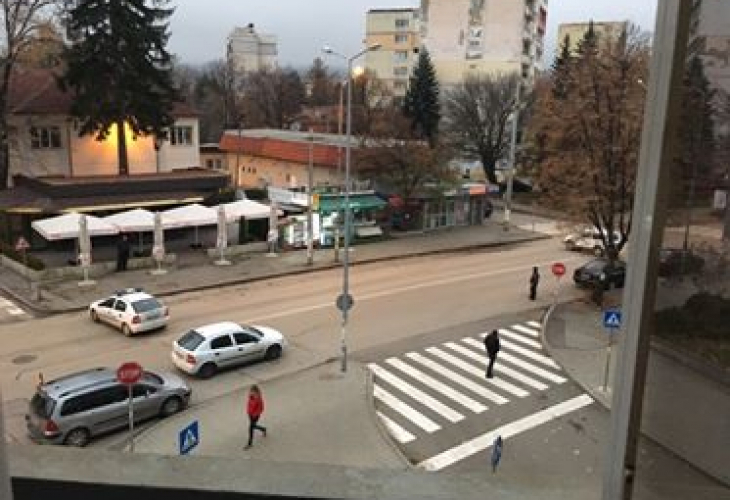 Извънредно от Перник! Застреляха показно наркодилър пред кафе 
