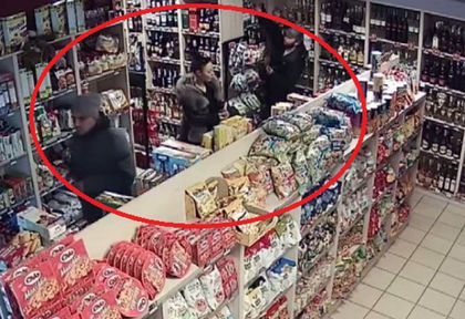 Внимание, засукана мадама и двама типове вършат големи поразии из столичните магазини! (СНИМКИ)