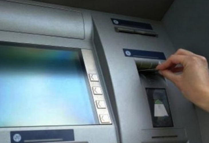 В Нови пазар: Бедняк удари джакпота с дебитна карта от боклука, но радостта му не трая дълго