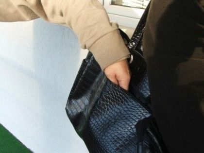 Джебчийка дърпа чанти на улицата