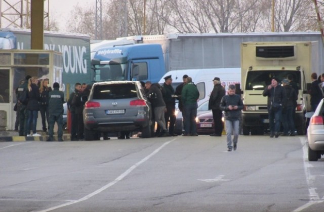 Разбиха канал за трафик на мигранти на „Дунав мост”! В схемата участвал полицай