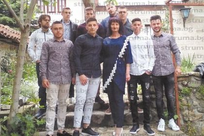 Класната на 12 „е” Ил. Кадурина връчи на учениците си по грамоти по човечност, те я просълзиха с филмче за годините им заедно в ПГИ