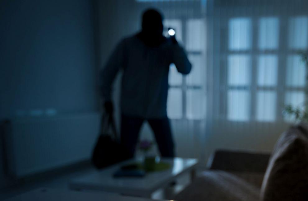 Маскиран обра възрастна жена