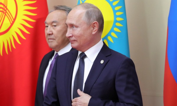 Хипотези от Москва: Ще тръгне ли Путин по стъпките на Назарбаев?
