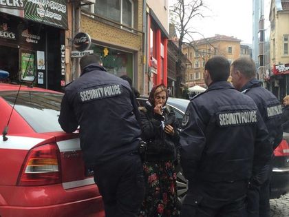 Полицаи обградиха мургава група до Джамията