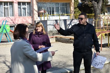 Благоевград: Кметът д-р Атанас Камбитов направи оглед на ДГ №8 „Вечерница“ и дворното място преди старта на строително-монтажните дейности