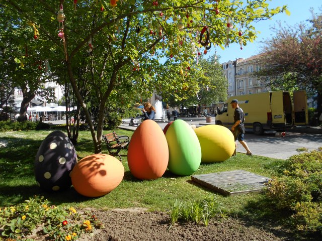 Сложиха великденската украса пред общината (СНИМКИ)