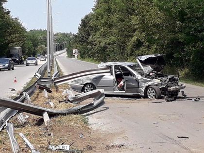 БМВ се размаза в мантинела, жена е с ампутирана ръка