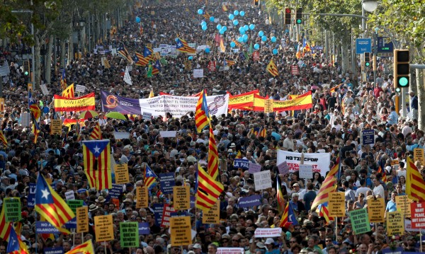 Хиляди испанци излязоха на улицата – обединени срещу терора
