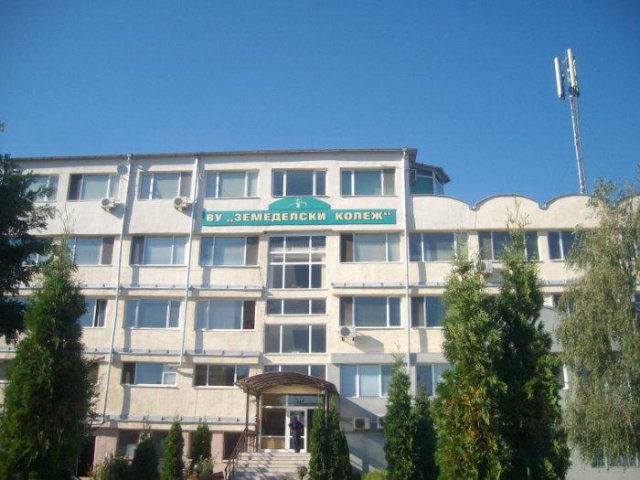 Университети в Пловдив привличат студенти с джипове и айфони