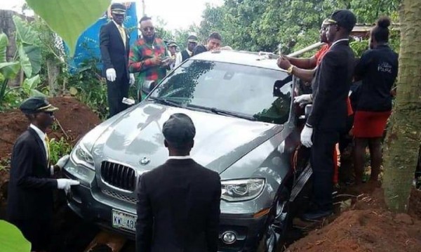 Към рая – със стил! Нигериец погреба баща си в BMW Х6 за $66 000